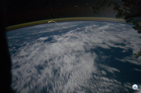 Az ISS legénysége ilyennek látták július 21-én az Atlantis utolsó útját a Földlégterében.