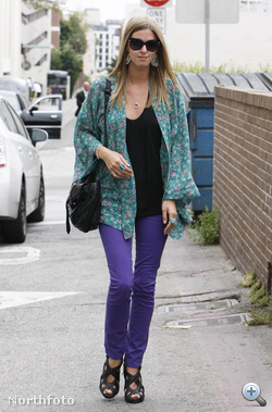 Nicky Hilton lila nadrágban