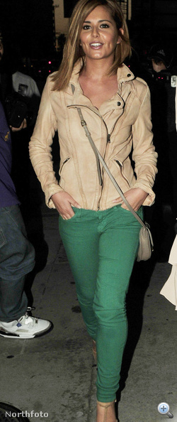 Cheryl Cole zöld nadrágban