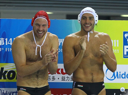 Nagy Viktor és Gór-Nagy Miklós örülnek csapattársuk góljának a medence szélén a 14. vizes világbajnokság férfi vízilabdatornáján