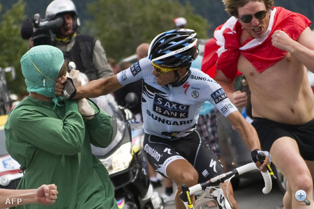 Alberto Contador összetűzésben egy tour-rajongóval