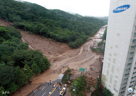 Heves esőzések okozta földcsuszamlás temetett maga alá több épületet szerdára virradóra egy dél-koreai üdülővárosban, kilenc ember halálát okozva.