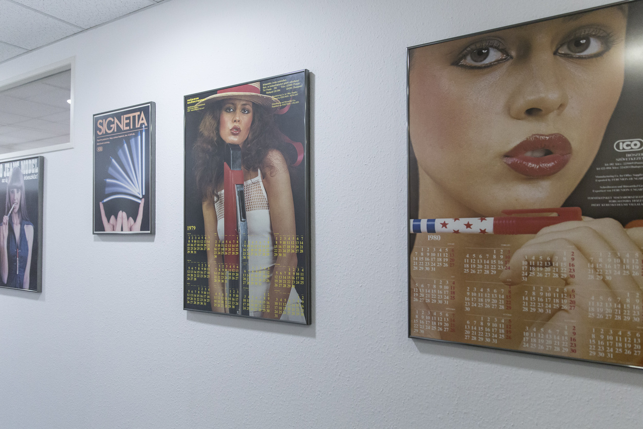Klasszikus ICO poszterek az irodaépület egyik folyosóján.