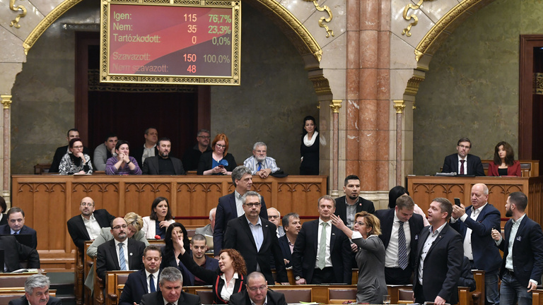 Shouts, whistles and chaos in the Hungarian Parliament at the overtime-law debate