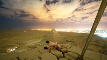 Egyiptom bepipult a piramison szexelő pár látványa miatt