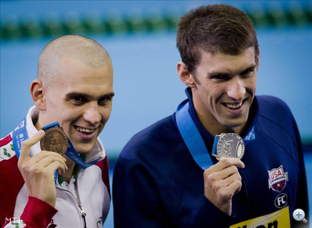 Cseh Laci és Phelps az érmekkel