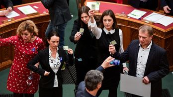 Elkészült a botrányba fulladt parlamenti ülés leirata