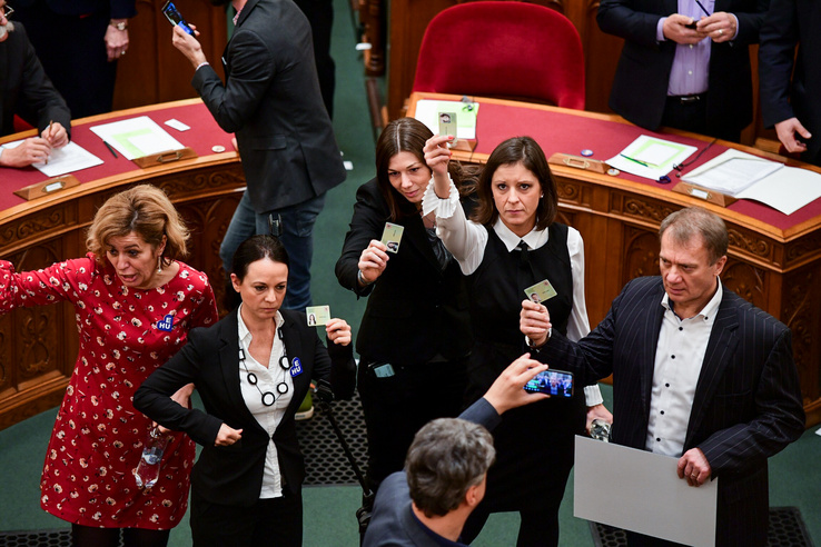 A szavazásokban az ellenzék nem vesz részt, a törvényeket a Fidesz és a KDNP szavazataival fogadja el a parlament, miközben az ellenzékiek jobbára a terem közepén és a házelnöki pulpitusnál állnak és sípolnak végig.