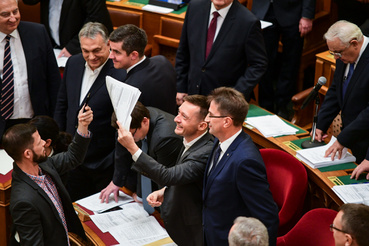 Hogy az ellenzékiek ne zavarják meg a levezető elnököt, a fideszesek, például Orbán Viktor, Gulyás Gergely és Rogán Antal sorfalat állt.
