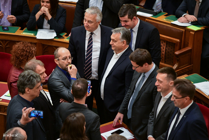 Orbán Viktort kitartóan próbáltak kifütyülni az ellenzéki képviselők.