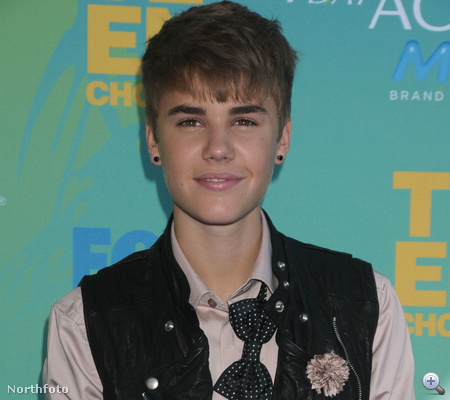 Justin Bieber meg majdnem nyakkendő nélkül.