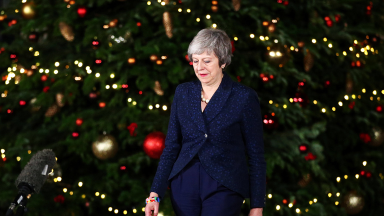 Theresa May túlélte a bizalmi szavazást, ő marad a brit miniszterelnök