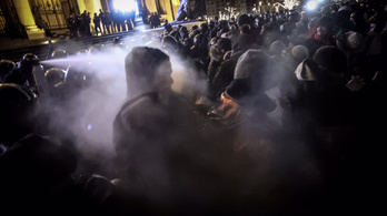 Vádat emeltek a 2018-as Kossuth téri tüntetés néhány résztvevője ellen