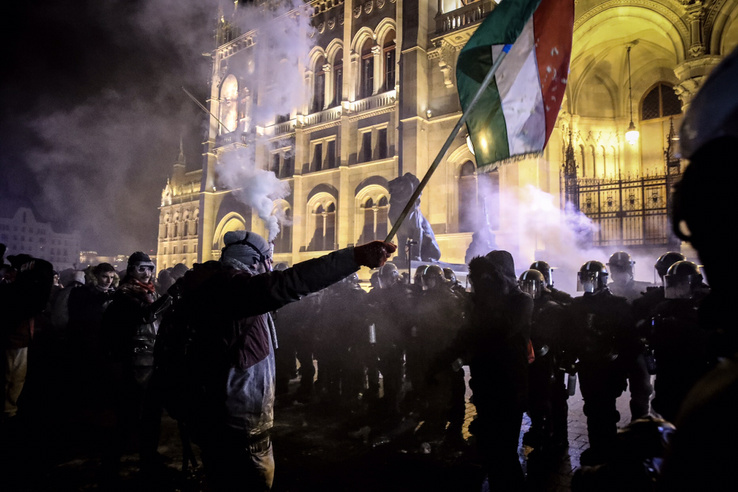 After midnight, people started to disperse. At most 150 people stayed at Kossuth square, a group of approximately 500 people went for the Sándor Palace, where they chanted a bit and sung the Ode to Joy.