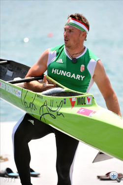 Belgrád, 2011. június 18. Vajda Attila kenus a partra viszi a hajóját, miután a 8. helyen ért célba a C-1 1000 méteres döntőjében a kajak-kenu Európa-bajnokságon