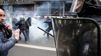 Dulakodtak a rendőrökkel a francia sárgamellényesek