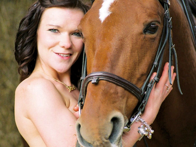 Meztelen női lovasok támogatják naptárukkal a szkleróziskutatást