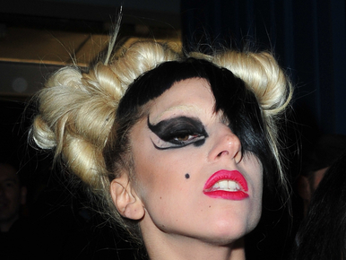 Összekötözve volt teljesen pucér Lady Gaga Japánban