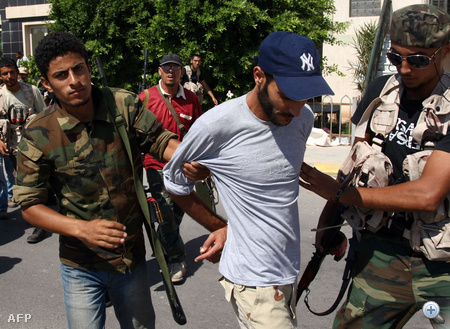 Kadhafi hívei és a felkelők is több száz embert tartanak fogva, számolt be a Vörös kereszt