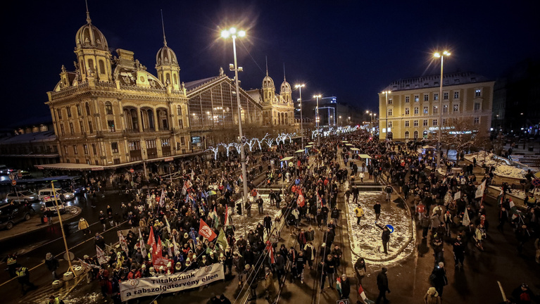 Budapest protests take a new turn - The march against state propaganda on Sunday