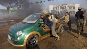 A felkelők kezén Kadhafi autója