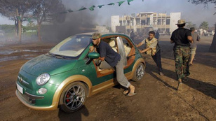 Felkelők kezében Kadhafi Fiat 500-asa