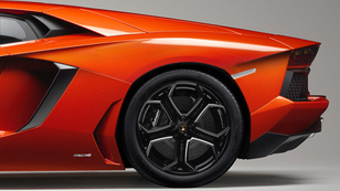 Összetörték az első Lamborghini Aventadort