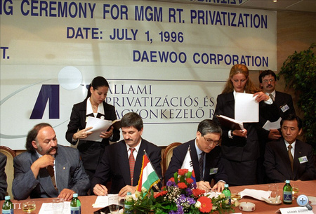 Kocsis István Byung-Ho Kang, a Daewoo Corporation elnöke aláírták a Magyar Gördülőcsapágy Művek Rt. privatizációjáról szóló szerződést 1996-ban. Az ünnepségen Suchman Tamás privatizációs miniszter is részt vett