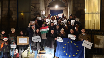 Már Reykjavíkot is elérte a külföldi magyarok tüntetéshulláma