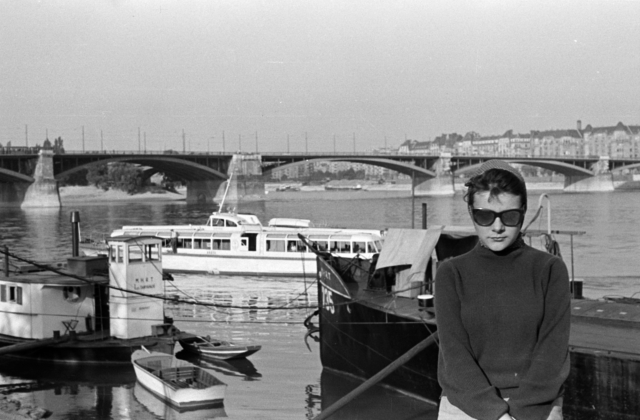 A kendős lány a tehenes képről, influencereket megszégyenítő rutinnal pózol a Duna-parton. A Duna Budapestnél 300, hajóvonták találkozása tilos. 
                        