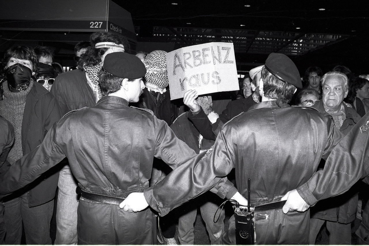 Menekültek kitoloncolását próbálják megakadályozni tüntetők a zürichi repülőtéren. 1988.