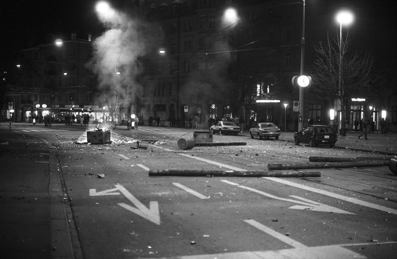 Megkezdődött a harc a Kanzlei-kulturális központ ellen. Zürich, Helvetiaplatz, 1989.