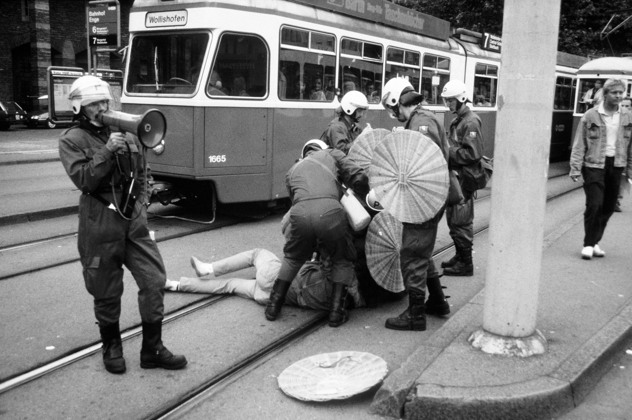 Tüntetés a lakáshiány miatt. Ezúttal a rendörök a szokottnál brutálisabban léptek fel, a fotóriportetereket és újságírókat is üldözték. 1989 július.