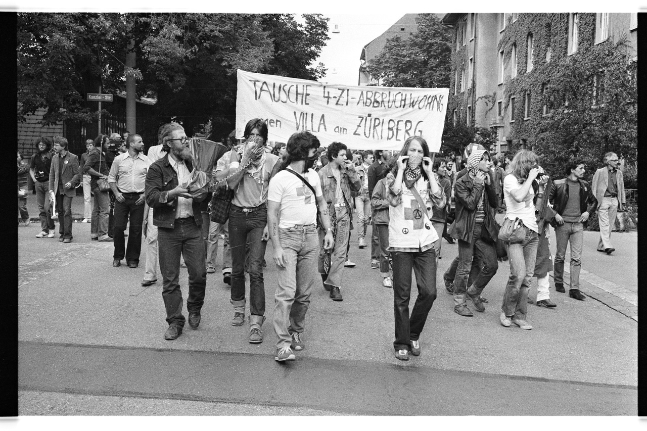 Tüntetés a lakáshiány ellen: "Cserélek lebontásra ítélt lakást villáért". 1980.