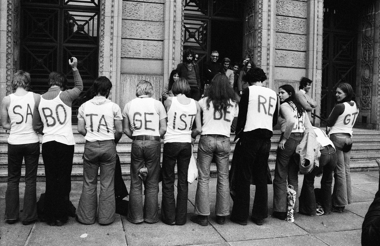 A "szabotázs jogos" feliratú akció a bíróság előtt, ahol egy társuk ellen folyik tárgyalás. 1975.