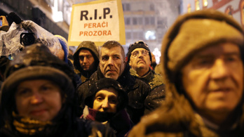 Az állami televízióhoz vonult több ezer kormányellenes tüntető Belgrádban
