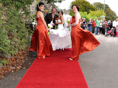 213 m vörös szőnyeget rakatott le lánya esküvőjére