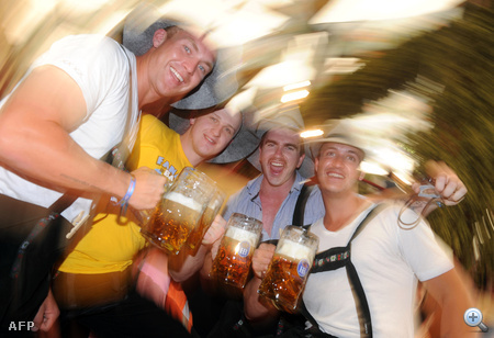 Négy fiatalember Münchenben, a frissen megnyílt Oktoberfesten