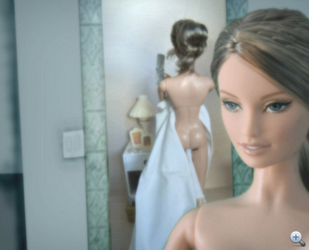 És Barbie-t is megihlette a színésznő pucér képe.