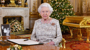 A nap képe: na kinek a fotója mellől kíván boldog karácsonyt II. Erzsébet?