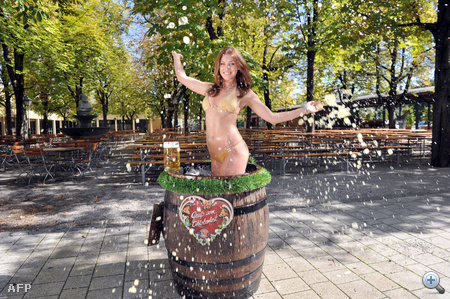 Ő egy 2011-es német playmate, Katharina Wyrwich: egy söröshordóban reklámozza a fesztivált.