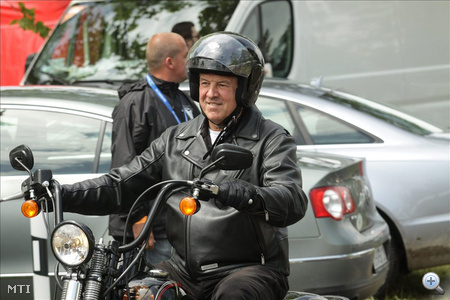 Alsóörs, 2010. június 16. Schmitt Pál, az Országgyűlés elnöke megérkezik a HD fesztivál helyszínére, az alsóörsi Európa kempingbe, ahol elárverezik 1942-es Harley Davidson motorját. A házelnök a fesztiválnyitó sajtótájékoztató után aláírta azt a chartát, amely elindítja a motorkerékpáros közlekedés biztonságáért alapított mozgalmat. MTI Fotó: Nagy Lajos - Harley Crossbone