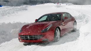 Kétmillióért megtanít vezetni a Ferrari