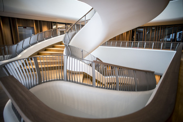 Organikus lépcsőtobzódás az új épületben