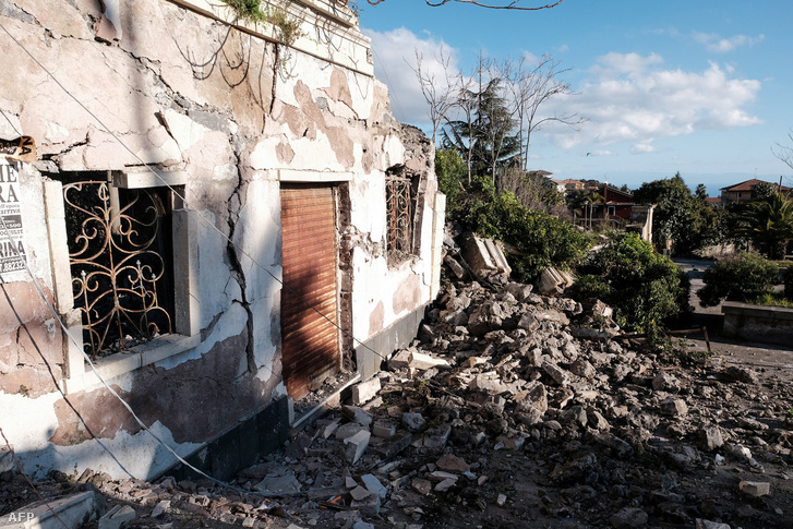 Épület Zafferana Etnea településen a földrengés után 2018. december 26-án