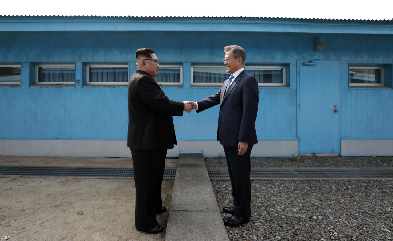 Miután 2017-ben csúcsra járt Észak-Korea atomprogramja, és kemény hangú üzengetések mentek Trump és Kim Dzsongun között, 2018 elején egy hirtelen váltással megindult enyhülés a két Korea között végül a phjongcshangi téli olimpia után odáig jutott, hogy Kim Dzsongun április végén találkozott Mun Dzsein dél-koreai elnökkel egy történelmi, harmadik Korea-közi csúcstalálkozón. A képen a két Koreát a demilitarizált övezetben elválasztó demarkációs vonalon átnyúló történelmi kézfogás látható.
                        Ez alapozott meg a június 12-én Szingapúrban Trump és Kim között megtartott másik történelmi csúcstalálkozónak, amin hivatalban lévő amerikai elnök először ült le Észak-Korea aktuális diktátorával. Trump a június közepén tartott csúcstalálkozó után annak ellenére is sikerről beszélt, hogy csak nagy általánosságokban ígérte meg Észak-Korea, hogy a Koreai-félsziget teljes atommentesítésén fog dolgozni, és a legtöbb szakértő már akkor hiányolta a konkrétumokat, miközben az USA már a találkozó tényével is felemelte Kimet. Azóta megrekedtek a tárgyalások, és nem igazán sikerült közös nevezőre jutniuk. Trump és Kim arra viszont vigyázott, hogy bármi van, egymást ne támadja az üzengetések közepette sem, és 2019 elejére egy újabb csúcstalálkozót is tervbe vettek.
                        A két Korea közeledése azóta is folytatódott, újra találkozhattak egymással szétszakított családok, a két Korea közösen nyert sárkányhajóban az Ázsiai Játékokon, néhány hete a vasúti hálózatokat kapcsolták össze.
