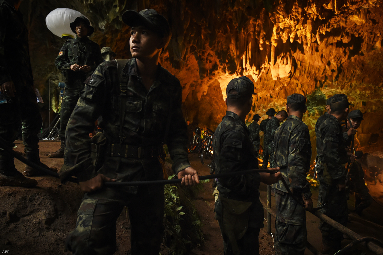 Júniusban néhány hétig az egész világ egy hollywoodi producerek figyelmét is felkeltő thaiföldi mentőakcióra figyelt, miután tizenkét 11-16 éves fiatal, és 25 éves edzőjük a turisták által kedvelt Tham Luang barlangban rekedt, ahonnan a heves esőzések miatt már nem tudott kijönni. Villámgyorsan megemelkedett ugyanis a vízszint a járatokban. Végül csak kilenc nappal később ért el két brit búvár arra a részre, ahova visszahúzódtak a víz elől. 
                        A kezdeti eufória mellett világossá vált, amit a mentőegységek rögtön hangsúlyoztak: még komoly feladatot jelent a csapat kimenekítése a barlangból. A sokszor víz alatt vezető út még tapasztalt búvároknak is megterhelő volt, a mentőakció előkészítése közben meghalt egy olyan thai búvár, aki az útvonal mentén helyezett el levegős palackokat. Végül három csoportra osztva hozták ki a gyerekeket.