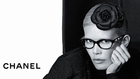 Coco Chanel kedvenc virágával pózol Claudia Schiffer