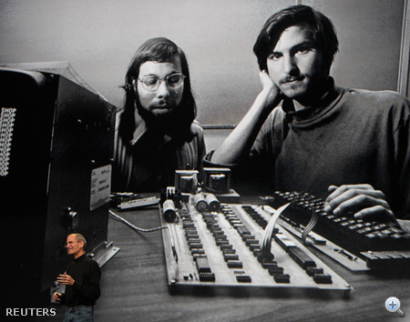 Steve Jobs és Steve Wozniak. Jobs vele és Ronald Wayne-nel közösen alapította 1976-ban az Apple Computert. Az első személyi számítógépük az Apple I névre hallgató, még faburkolatos berendezés volt, amelyet az 1977-ben megjelent Apple II követett.