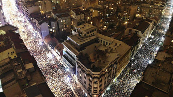 Negyedszer is tízezrek tüntettek Belgrádban az elnök és a a közmédia ellen